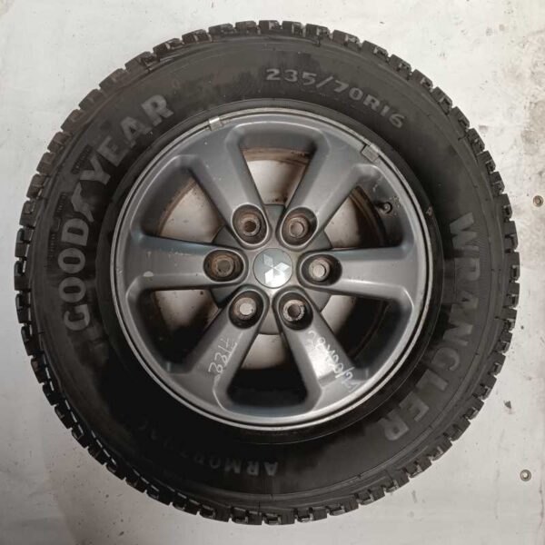 Llanta y cubiertas Mitsubishi L200 triton , Ref: 7122-zzQ5B